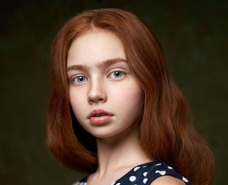小さな女の子の赤い髪のヘアカット