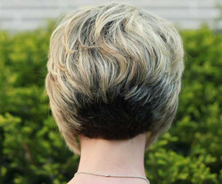 degradirana kosa žena plavuša i crna kosa kratke veličine