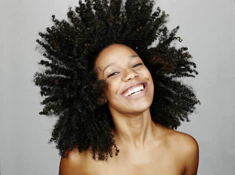 capelli neri stile afro arricciatura taglio degradato ridimensionato