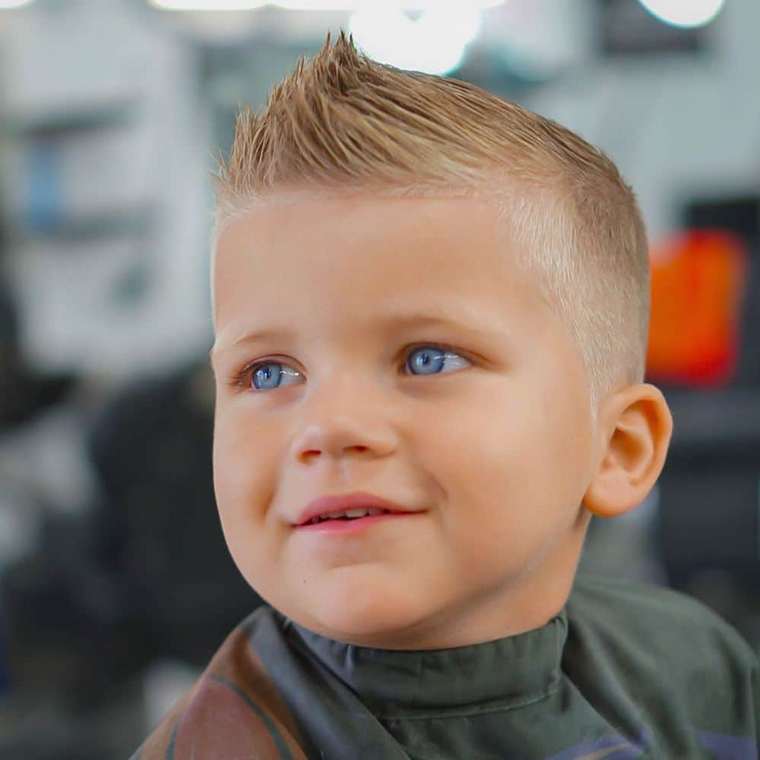 ragazzo tagliato i capelli sollevati