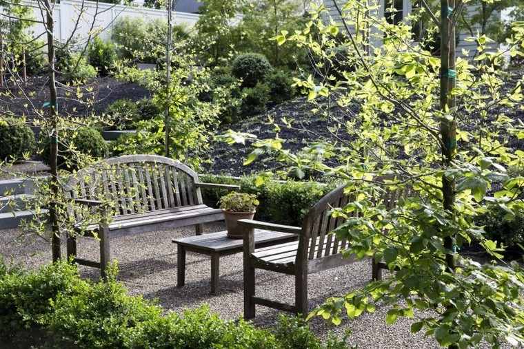 idea giardino cortile sedie paesaggistica panca tavolino in legno