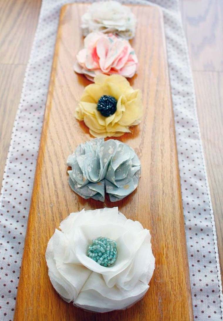 Idea fai da te creazione fiori in tessuto idea pannello decorativo per interni fai da te