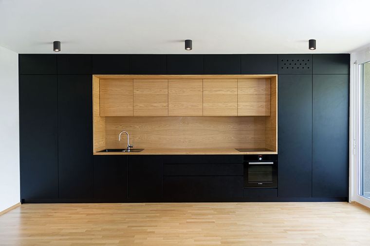alzatina-legno-nero-cucina-piano-lineare