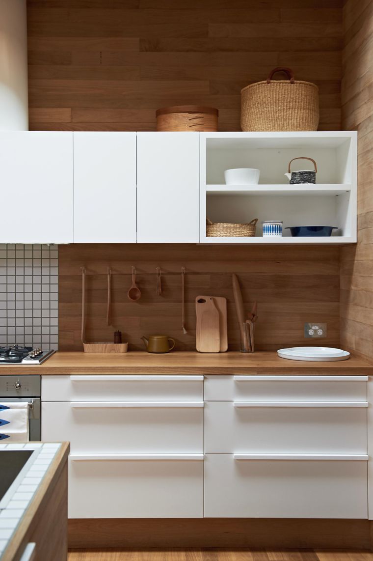 paraschizzi in legno per-cucina-design-bianco