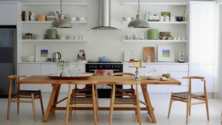 moderna kuhinja s bijelim bojama i drvenim stolom