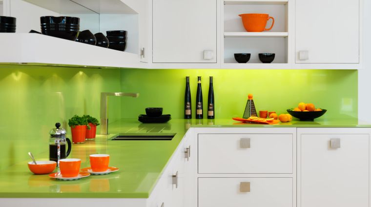 壁のbacksplashの緑の台所の調理台