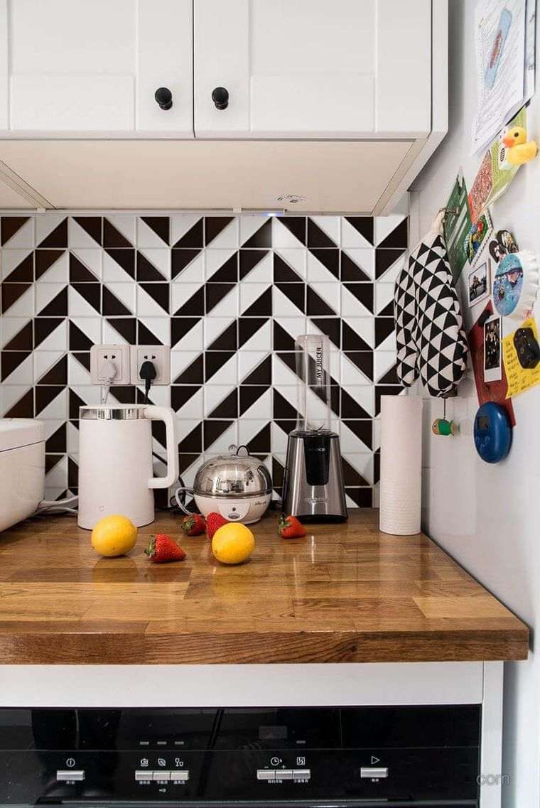 backsplash-chevron-motivo-colore-bianco-e-nero-piastrelle-protezione-cucina