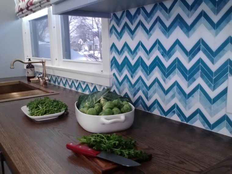 splashback-modern-fal-védelem-konyha-chevron-minta