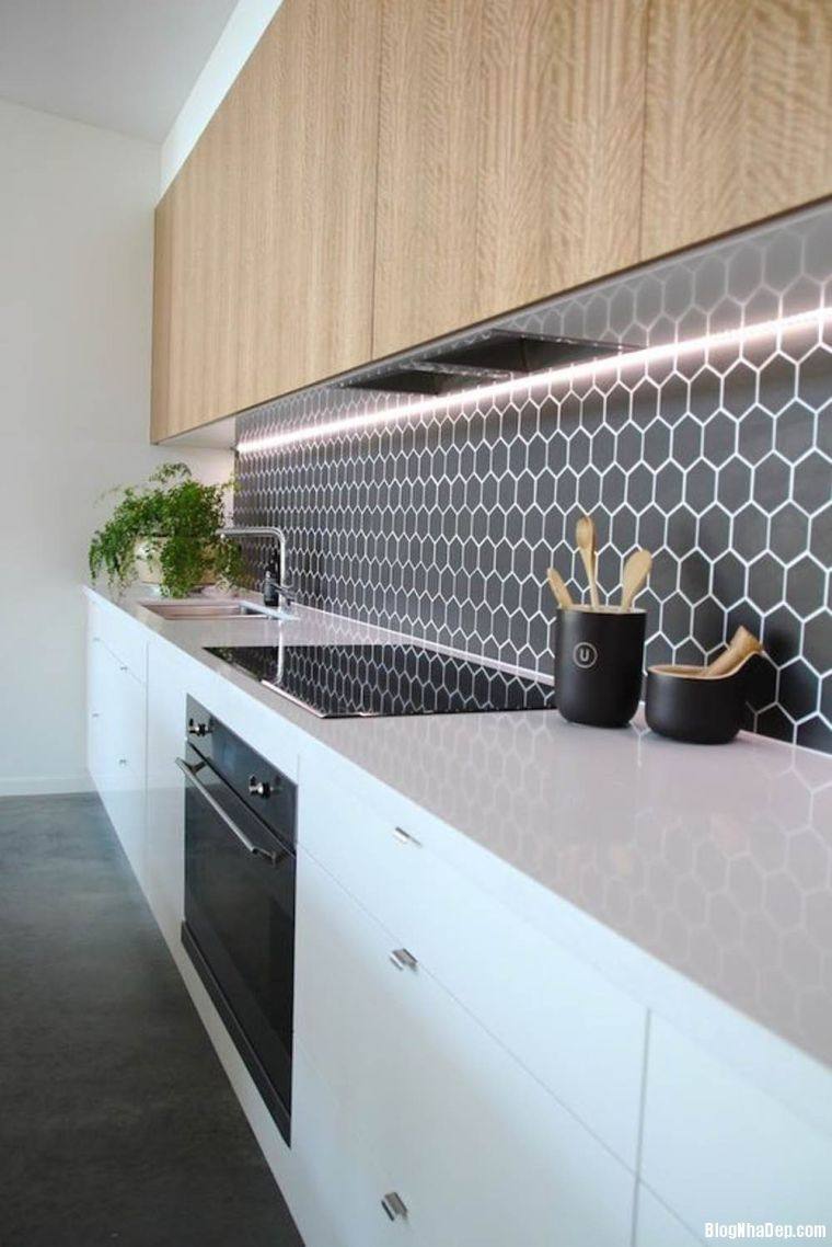 paraschizzi cucina moderna con piastrelle-esagonali-piastrelle-piccole-atmosfera-scandinava