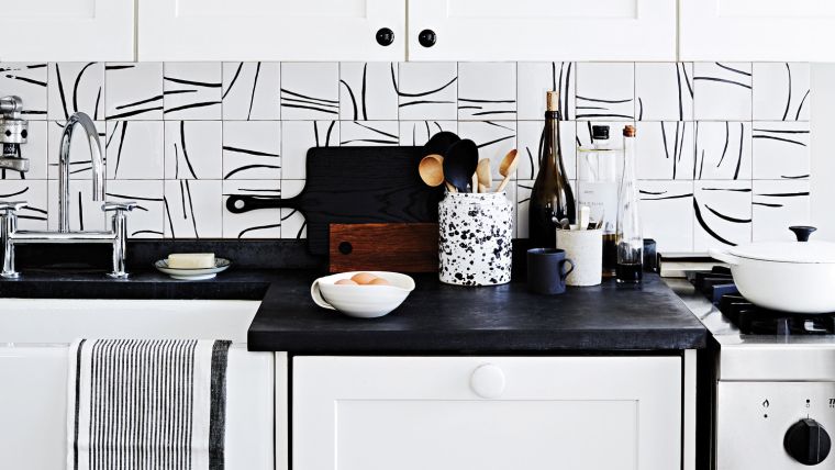 Backsplash-per-cucina-bianco-e-nero-moderno-deco-motivo-geometrico