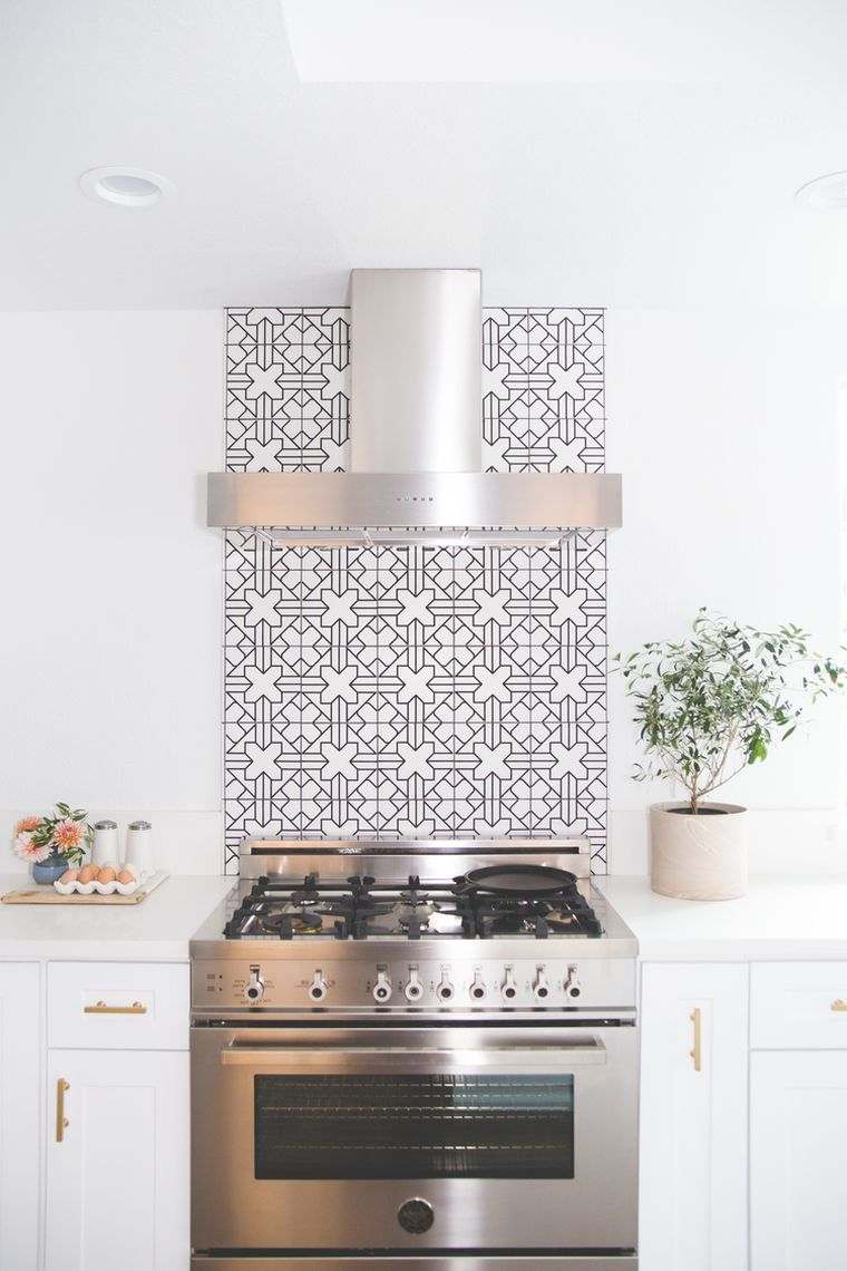 splashback-modern-konyha-fekete-fehér-mozaik-design