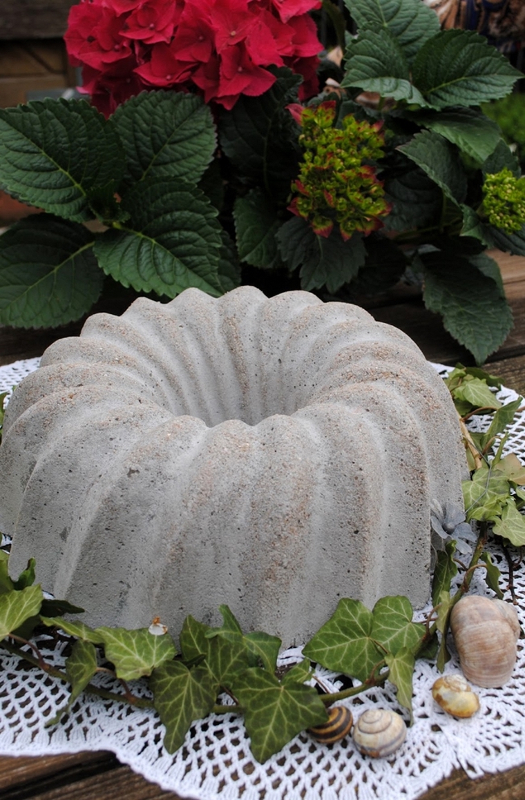 Torta di cemento fai da te per una decorazione originale del giardino