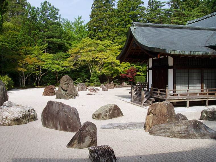 L'idea paesaggistica del giardino Zen oscilla la tendenza all'asimmetria