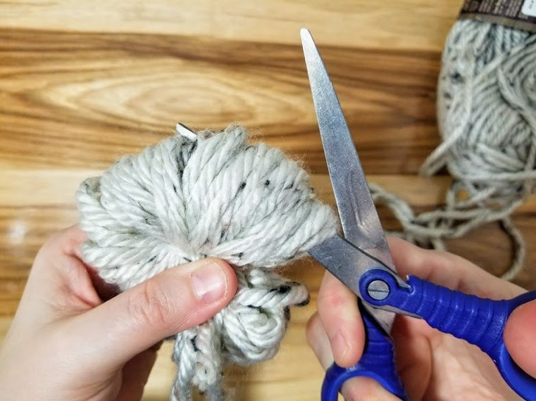 pompon-tagliati-con-forbici