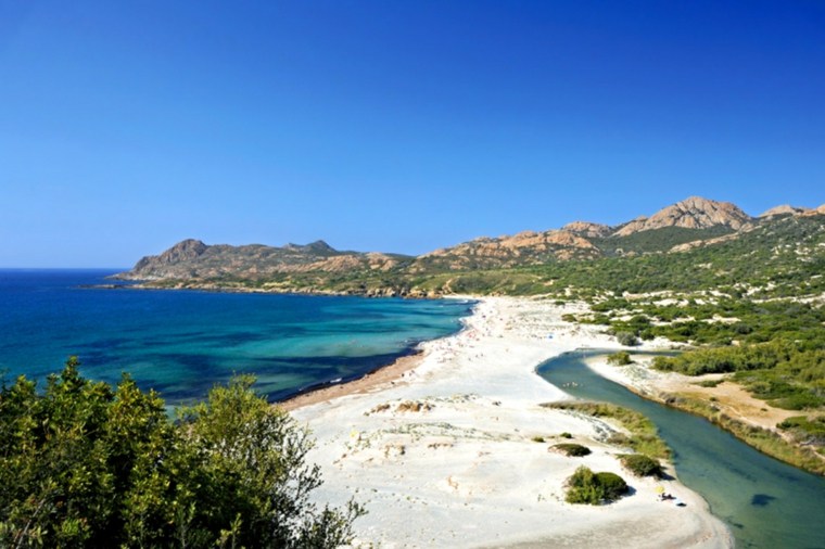 Mediteransko krstarenje plažom-ostriconi-Korzika