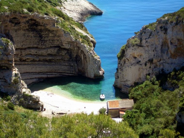 Mediteransko krstarenje plažom-Stiniva-otok-Vis-Hrvatska