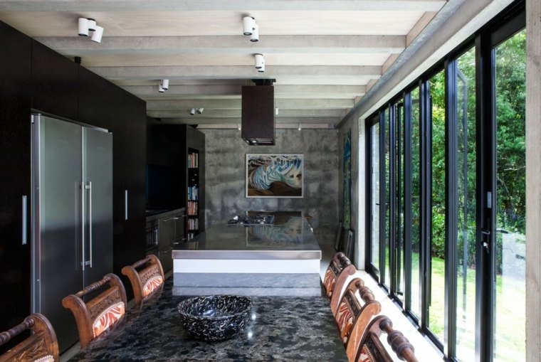 modernios atviros virtuvės interjero dizaino tendencijos sienos betoninės kėdės