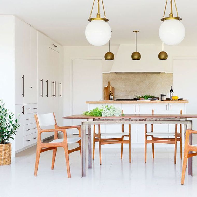 kuhinja-otok-centralno-bijela-boja-drvo-blagovaonski stol