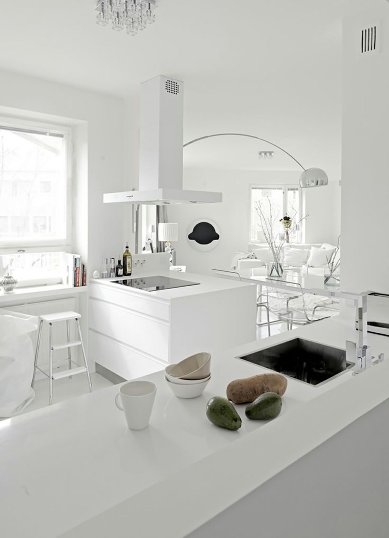 bijeli dizajn interijera kuhinje