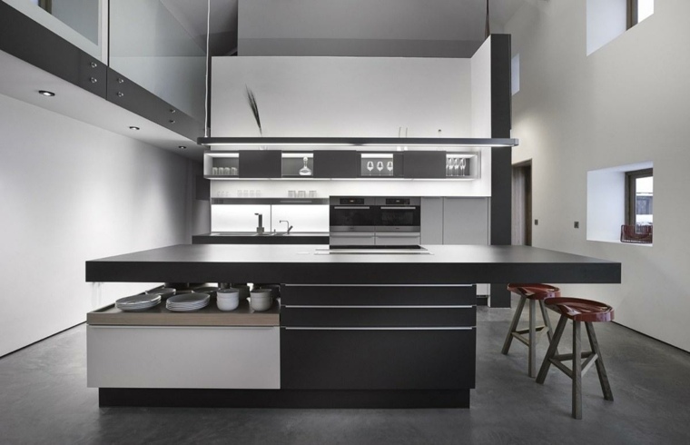 moderni pilka virtuvės dizaino idėja backsplash raudonos išmatos