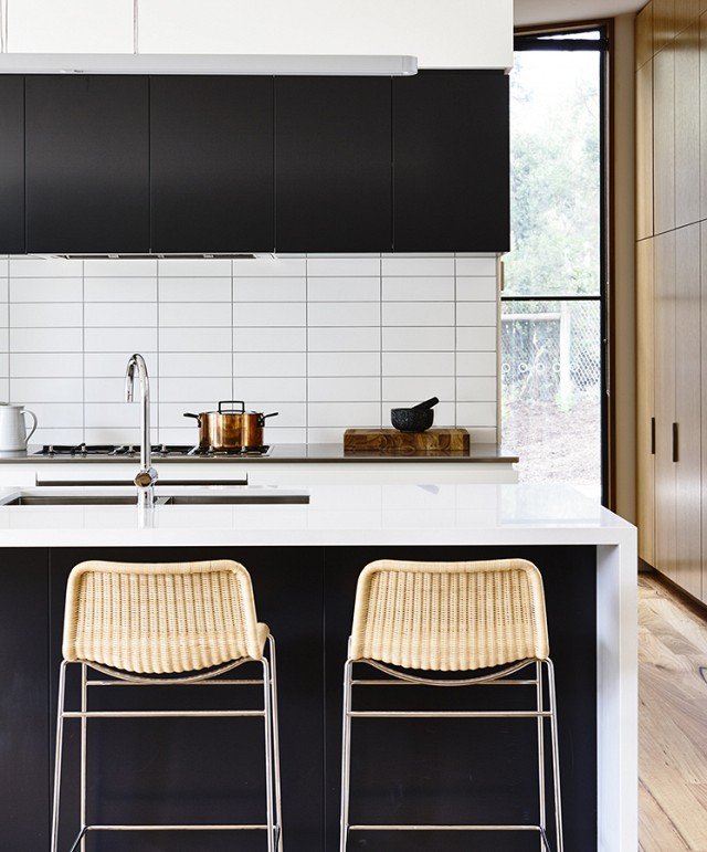 fehér és fekete konyha design bárszékek csempe ötletek