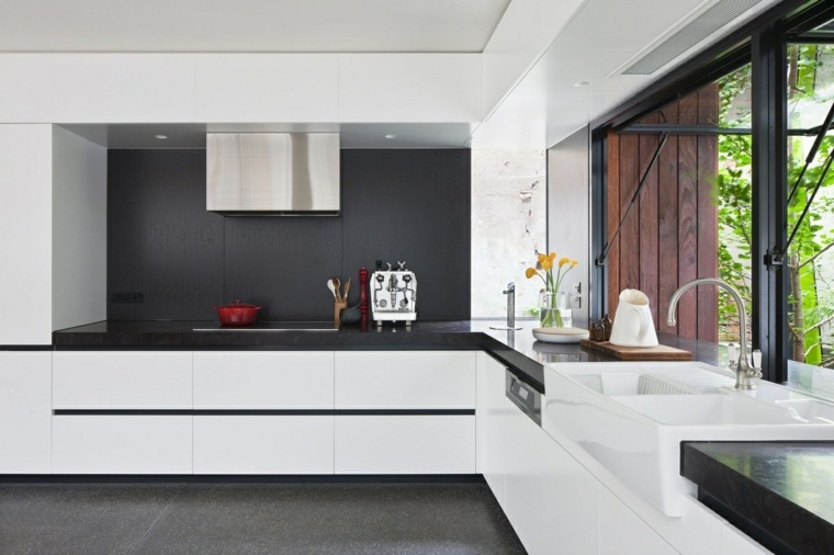 idee per l'armadio da cucina di design del backsplash della cucina bianca nera
