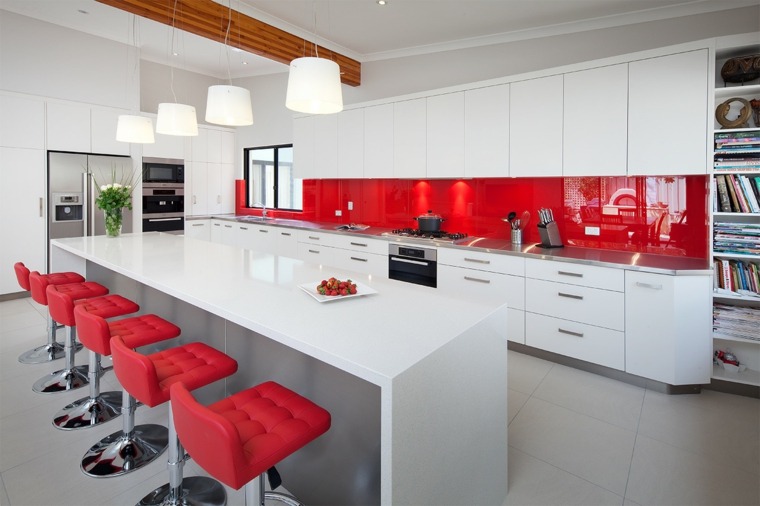 赤白のキッチンの装飾