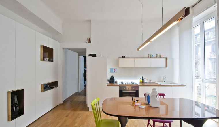 balta-virtuvė-medis-darbo planas-valgomojo zona-apskritas stalas-modernus dizainas