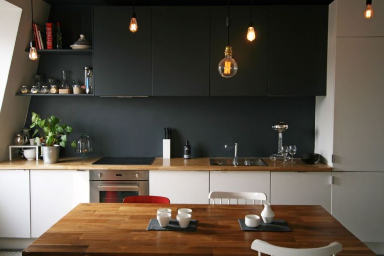 bianco-cucina-piano-lavoro-legno-colore-scuro-nero-mobile-alto
