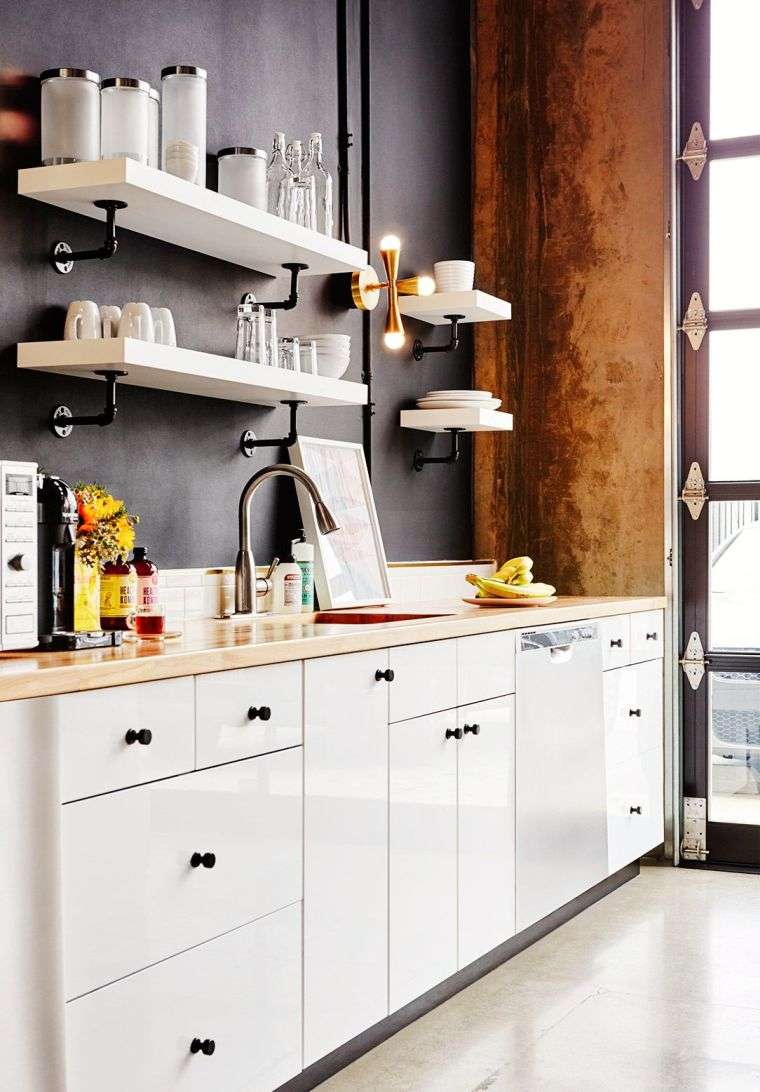 bianco-cucina-legno-piano-dipinto-parete-ardesia