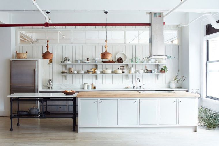 balta-virtuvė-medis-darbas-viršuje-pramoninis dizainas-gaubtas-metalas