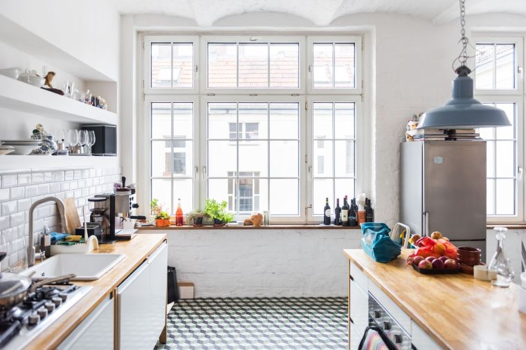 baltos virtuvės-medžio-darbo-viršutinių grindų dangos-mažų plytelių dizainas