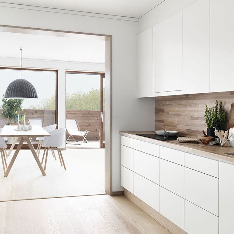 balta-virtuvė-mediena-stalviršis-modernus-natūralus-purslų-idėja