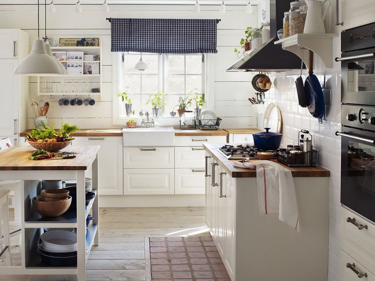 modern-fehér-konyha-fa-munka-design-vidéki-elegáns dekoráció