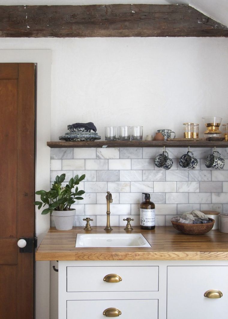 balta-virtuvė-mediena-darbo-viršutinė spintelė-žemi stalčiai