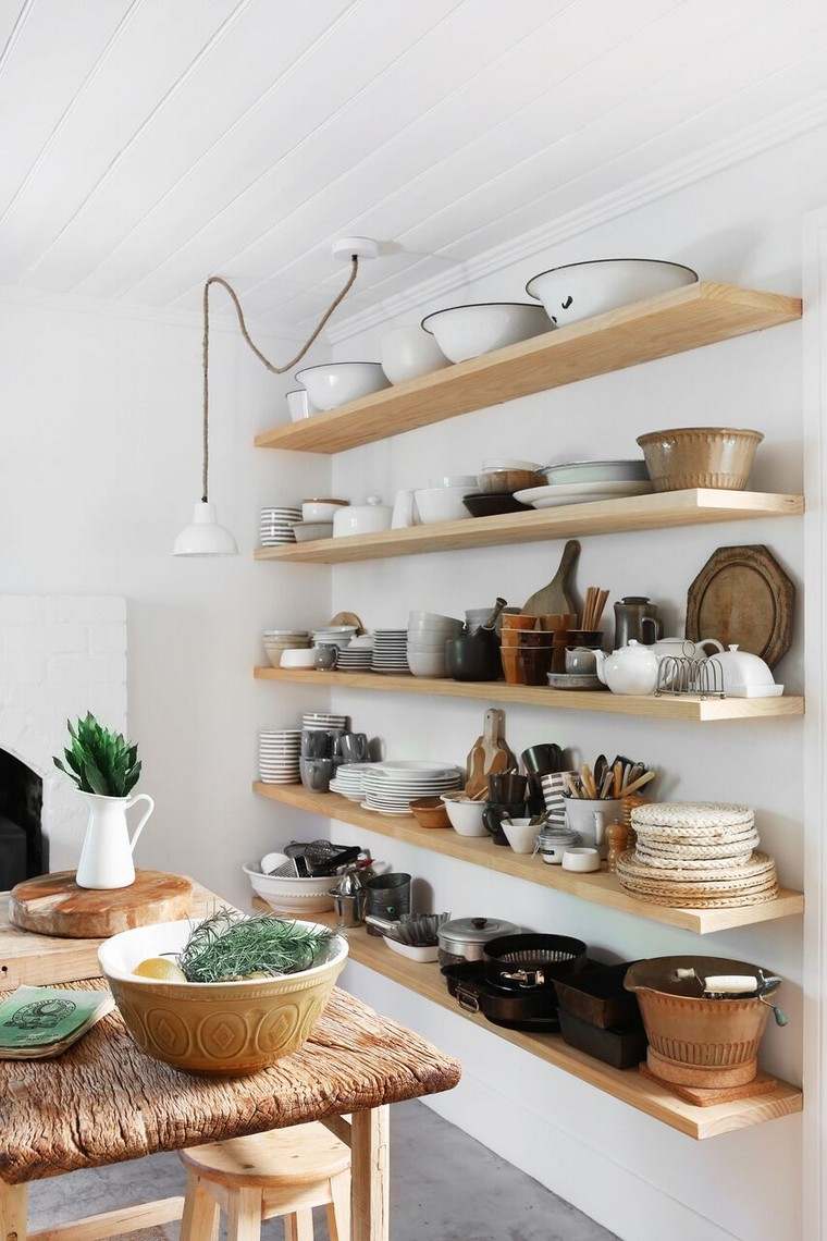 素朴な木製のキッチンの装飾素朴な木製の棚