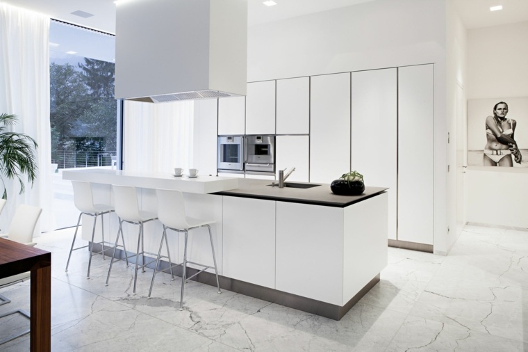 minimalistinė balta virtuvė