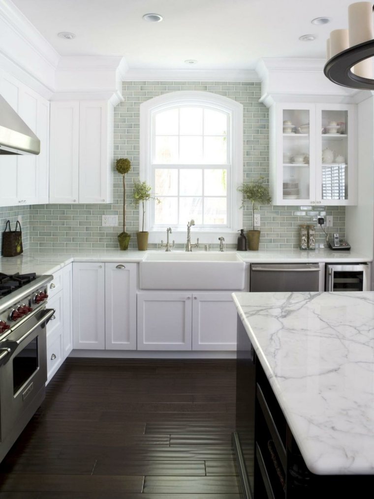 šiuolaikiško dizaino balta virtuvė