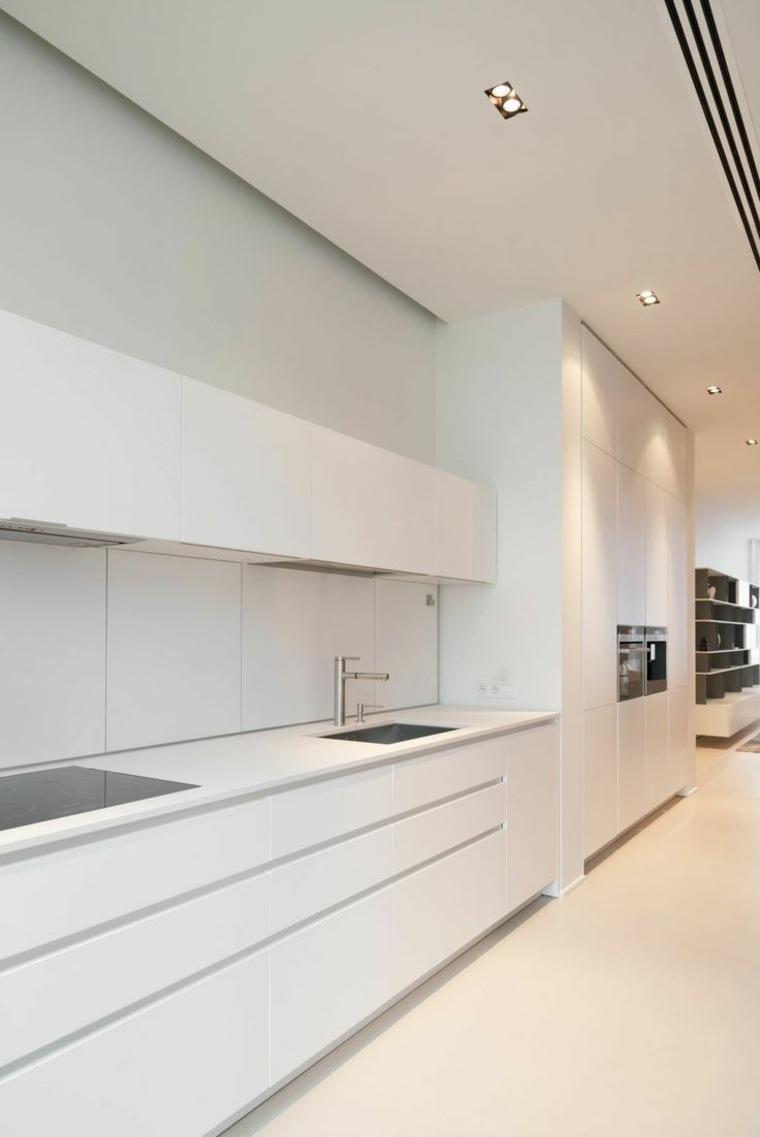 minimalistinio dizaino balta virtuvė