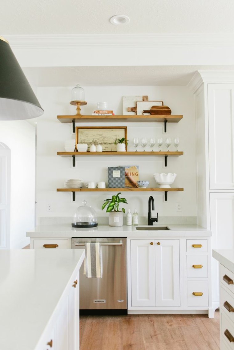 baltos virtuvės lentynos su metaliniu dizainu