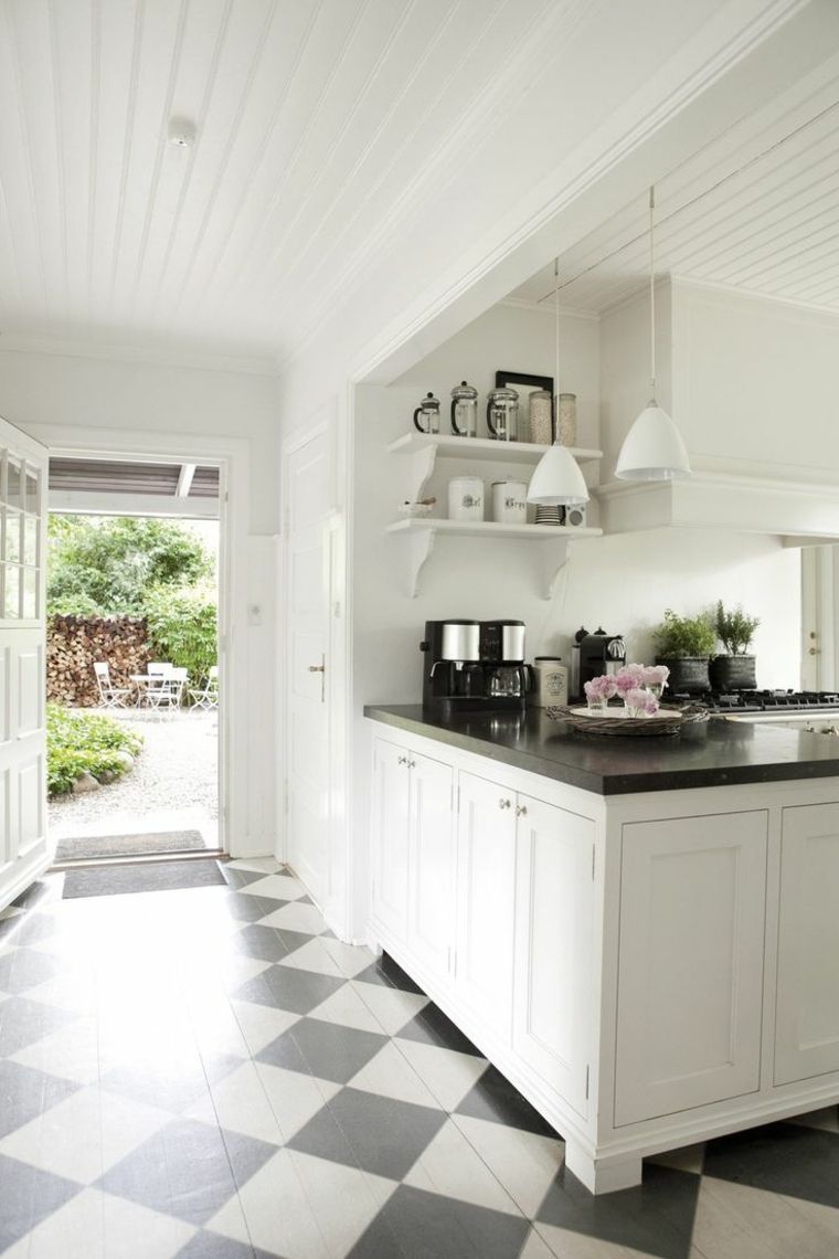 balta virtuvė juodos baltos grindys