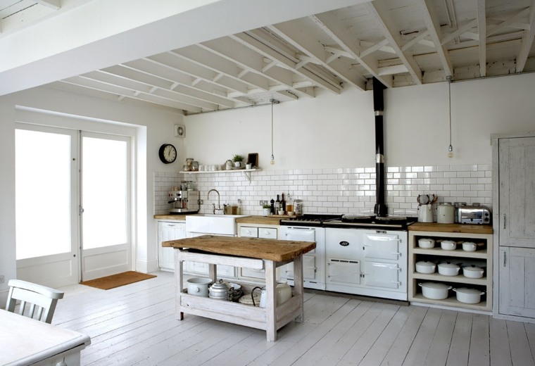 kaimiško stiliaus balta virtuvė