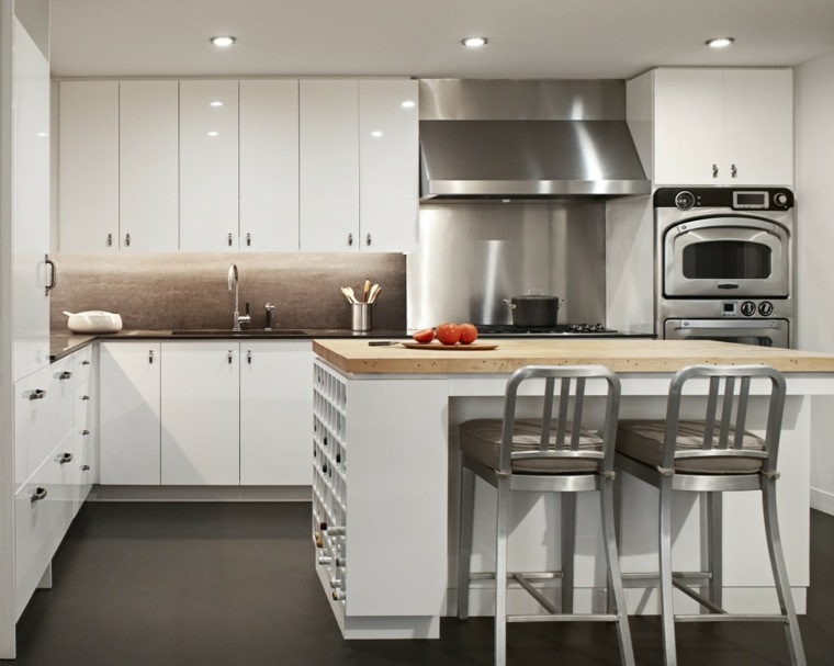 šiuolaikiška balta virtuvė su metaliniu dizainu
