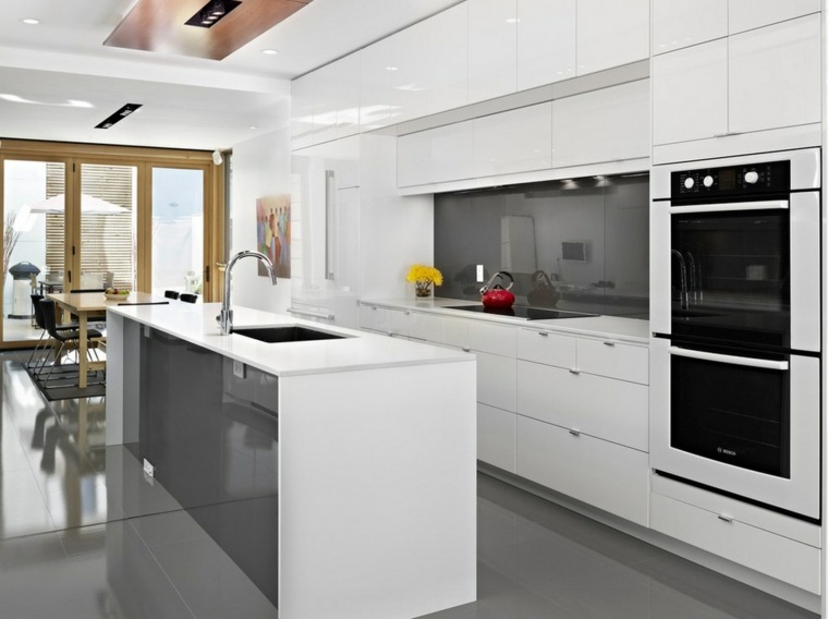 šiuolaikiška balta virtuvė pilka sala