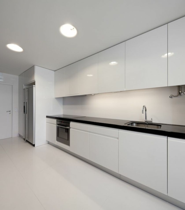 minimalistinė šiuolaikiška balta virtuvė