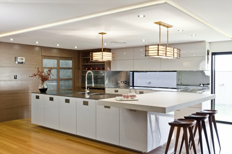 šiuolaikiška balta virtuvė su medžio akcentais