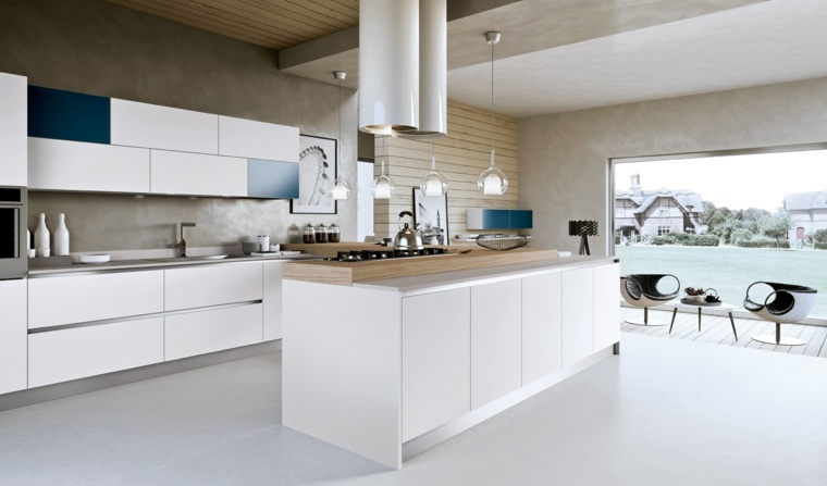 šiuolaikiška balta virtuvė su mėlynais akcentais