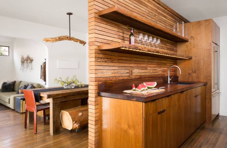 現代的な木製キッチンレイアウト小さなスペースモダンなデザイン