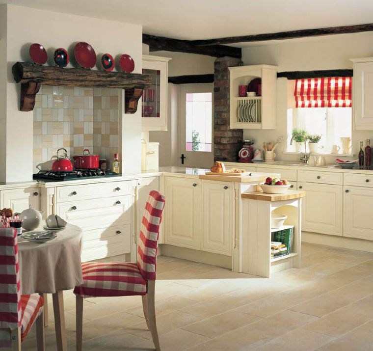 vikendica kuhinja u engleskom stilu ukrašavanje kuće police od sirovog drva