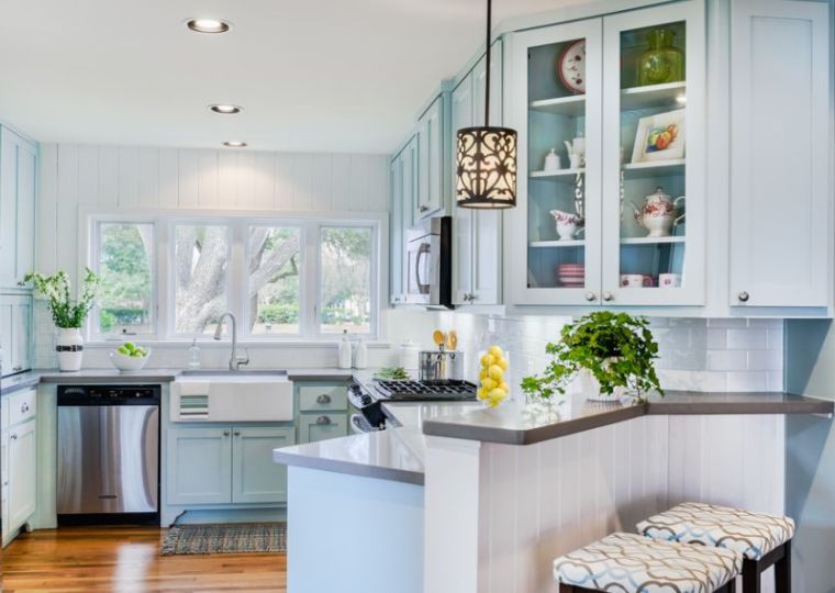 Kućica u engleskom ladanjskom stilu kuhinja boje plave boje